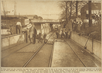 870266 Afbeelding van het leggen van een houten bestrating in de nieuwe tunnel in de Leidseweg te Utrecht.